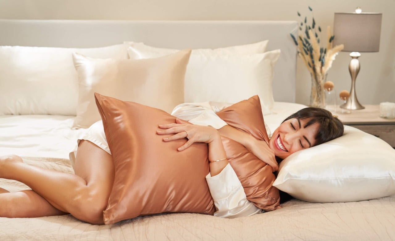 GLACÉ の枕カバーを抱いて微笑む女性